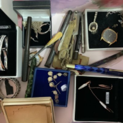 A mixed collection of costume jewellery and odds. (B)