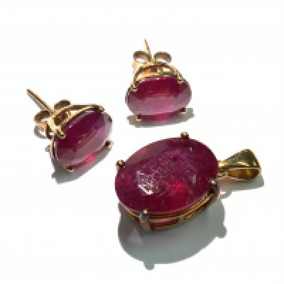 A 9ct gold Rubylite pendant together with a matching pair of studs. (A)