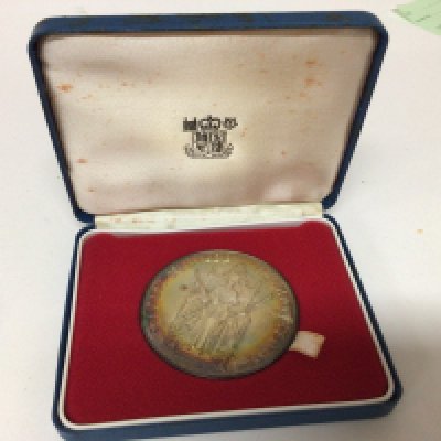 A silver 1977Commemorative coin from the Royal Mint weight 87g
