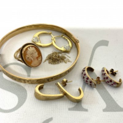 A 9ct gold mounted cameo ring, 2 pairs of 9ct gold earrings together with additional jewellery items. (A)