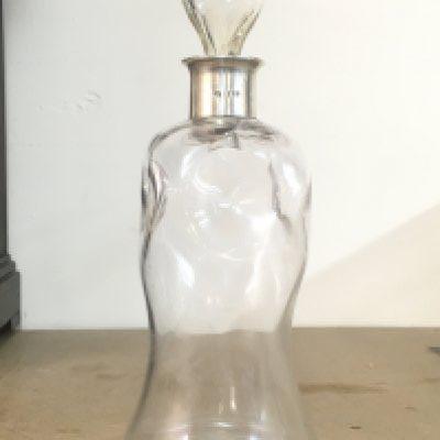A glass decanter with a hallmarked silver rim, London 1918. 28cm tall. This lot cannot be posted