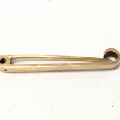 A 15ct gold bar brooch. 2.57g Postage A