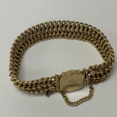 A fine George V 14ct gold bracelet in a Gypsy design, engraved latch/ clasp design, marked with 2 applied lozenges, total weight 27.87g (A)