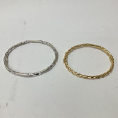 Two 9ct gold hollow bangles, one in white gold and the other in yellow. Approx weight 9.31 grams.