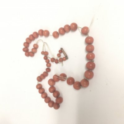 Stringed coral beads with a 9ct gold clasp.