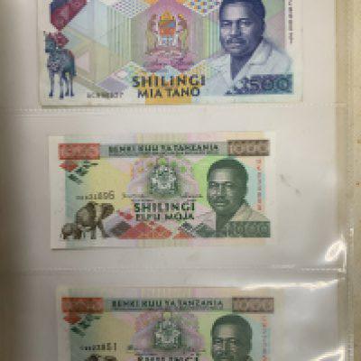 An album of African banknotes. (B)