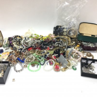 A large collection of assorted costume jewellery. Postage B