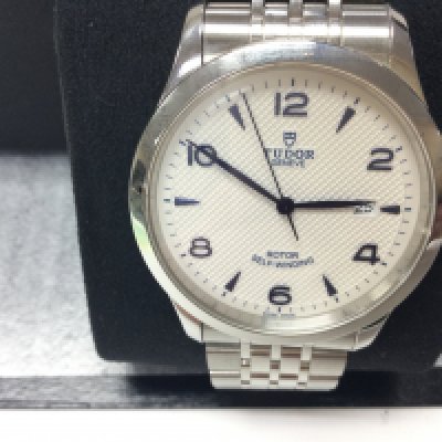 A Tudor 41mm wrist watch. Model 91650. White dial with date window. Stainless steel strap. Comes with box, card, swing tag and manuals etc. Postage B
