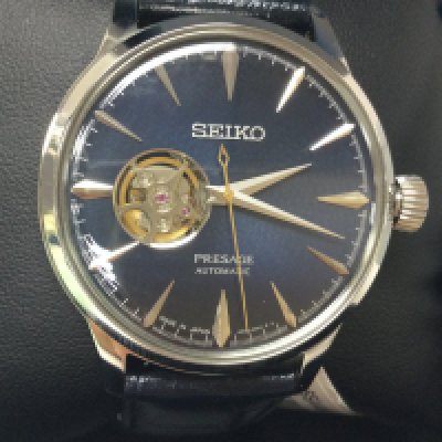 A Seiko Presage automatic blue moon wrist watch. 40mm case on dark blue strap. Seen running. Comes complete with box and papers. Postage B