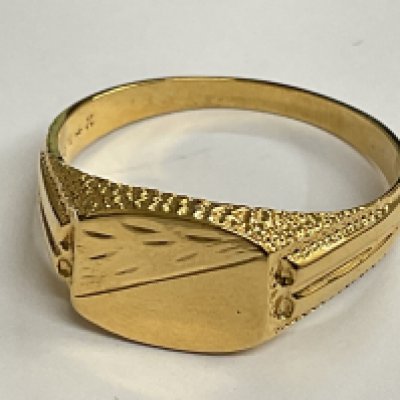 18ct yellow gold signet ring. 5.9 grams. Ring size approx W. Postage category A.