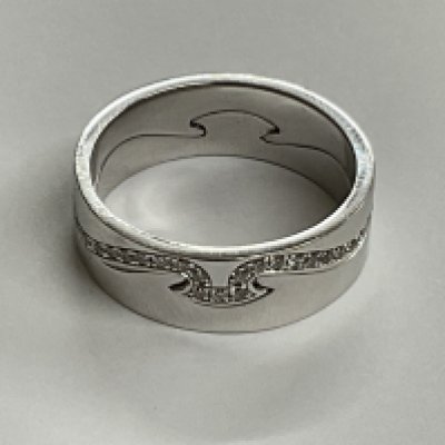 18ct white gold 2 peace round diamond ring. Approx ring size Q. Diamond 9.34g. Postage category A.