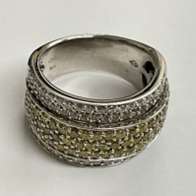 18ct white gold diamond. Yellow and white diamonds 11.37g, 2.50ct. Approx ring size O. Postage category A.