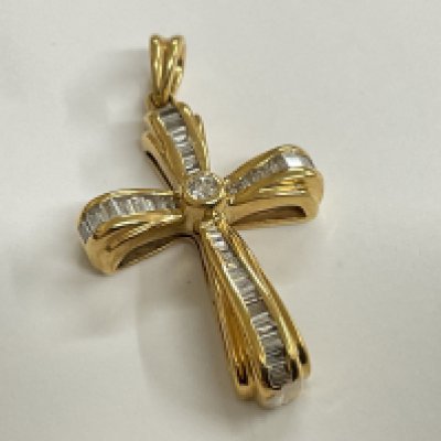 18ct yellow gold baguette diamond pendant cross. 6.69g, 0.75ct. Postage category A.