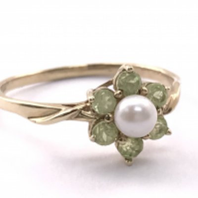 A 9ct gold Pearl and peridot set ring, 1.68 total weight, size S Postage category A