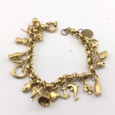 A 9ct gold charm bracelet. 17.22g Postage B