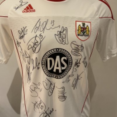 Bristol City 2010 - 2011 Squad Signed Football Shirt: White short sleeve shirt signed by squad to front. 