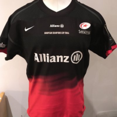 Saracens 2013 - 2014 Home Match Worn Rugby Union Football Shirt: Black short sleeve Nike XXL excellent condition shirt worn by Billy Vunipola. European Champions Cup badging. GPS tracking pocket present at neck. Worn in the final v Toulon on 24 May 2014.
