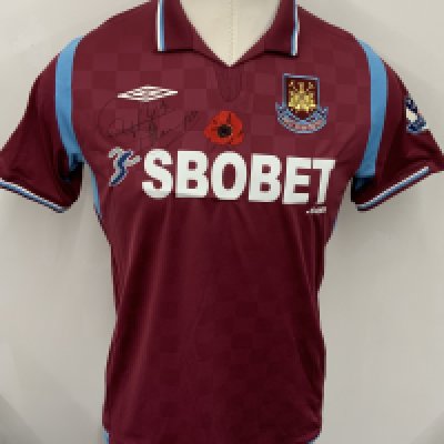 West Ham 2009 - 2010 Match Prepared Football Shirt: Claret and blue short sleeve poppy shirt with Premier League badging to sleeves. Ilunga 23 to rear. Signed to front and rear by the player. Prepared for the match v Everton on 8 November 2009.