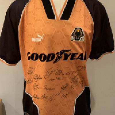 Wolves 1997 - 1998 Squad Signed Football Shirt: Black and gold large short sleeve shirt which has 18 player signatures to the front of the shirt. 