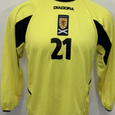 Scotland 2010 Match Issued Football Shirt + Shorts: Yellow long sleeve shirt and shorts with number 21 to shirt and shorts. Match Issued to Craig Gordon. 