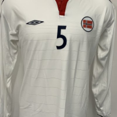 Norway 2005 Match Worn Football Shirt: White long sleeve Umbro shirt with number 5 to rear. Worn by Riise on 9 February 2005 v Malta. Signed COA from the player included. Riise scored the 3rd goal in a 3-0 victory. Comes with Malta FA media pack. 