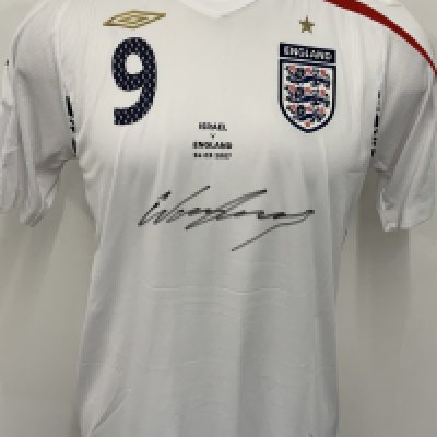 England 2006 - 2007 Rooney Match Issued England Football Shirt: White short sleeve Umbro shirt with number 9 Rooney to rear. Issued v Israel on 24 March 2007.  Shirt is signed to the front by player. 