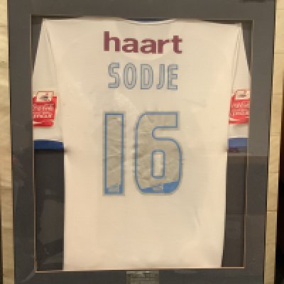 Southend 2006  - 2007 Match Worn Framed Signed Football Shirt: Sodje 16 to rear and signed by the player. Frame measures approximately 33 inches by 29 inches. Not for posting. 