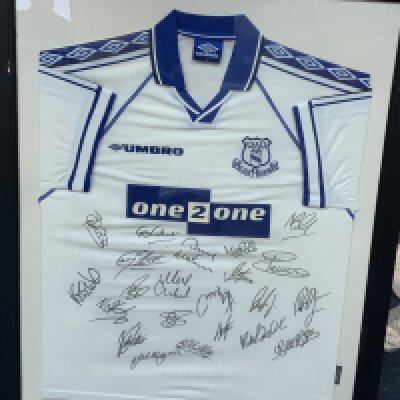Everton 1998 - 1999 Signed Framed Football Shirt: Squad signed white original large Umbro shirt. Frame measures approximately 38 inches by 30 inches. No COA. Not for posting.
