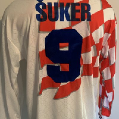 Croatia 1998 Match Issued Football Shirt: Red and white long sleeve Lotto shirt with Suker 9 to rear. Worn during the World Cup Tournament in France. FIFA World Cup France 98 transfer to front. Signed COA from the player who was captain included. Suker won the Adidas Golden Shoe with 6 goals. 