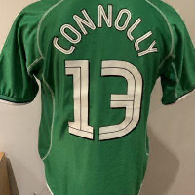 Republic of Ireland 2002 Match Worn Football Shirt: Green short sleeve shirt with Connolly 13 to rear. Worn by David Connolly. Shirt is signed by the squad to the front. 