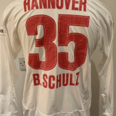 Hannover 96 2008 - 2009 Match Worn Football Shirt: White long sleeve shirt with Bundesliga badge to sleeve. B Shulz 35 to rear. Bastian Shulz played for Hannover from 2005 to 2009. This was swapped with Arsenal kit man in July 2009. 