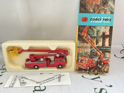 a Boxed Corgi Simon Snorkel 1127. No Reserve.