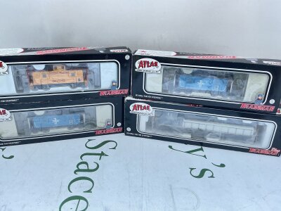 A Boxed Atlas H0 Gauge NRE Genset Locomotive And 3 Wagons. No Reserve.