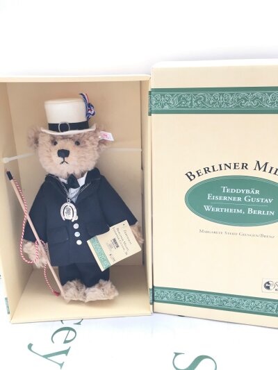 A Boxed Steiff Eiserner Gustavia Bear. No Reserve.