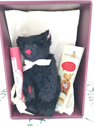 A Boxed Steiff Hamleys Dominic Teddy Bear 1998.