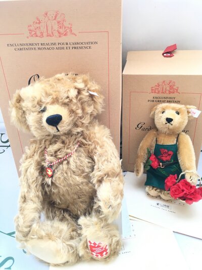 2 Boxed Steiff Bears, The Gardening Bear And Ours Teddy U Pitchboun. No Reserve.
