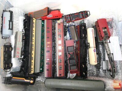 A Box Containing Loose 00 Gauge Coaches And Wagons.