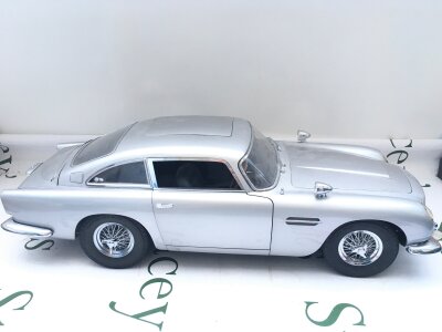 A 1/8 Scale Model Of James Bonds Aston Martin D.B.5 By Eaglemoss, Damage To One Screen Wiper. No Reserve.