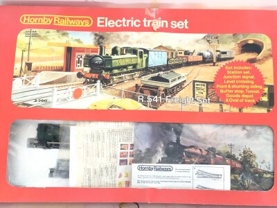 A Boxed Hornby 00 Gauge Electric Train Set #R.542 Freight Set. Parts Missing No Reserve.