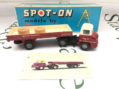 A Boxed Spot-On Ford Thames Trader With Articulated Flat Float With Sides #111A/1.