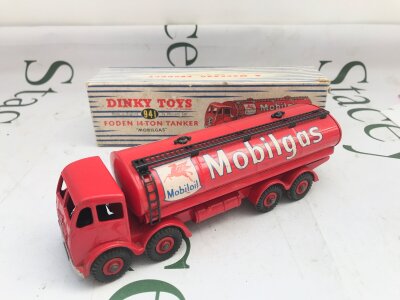 A Boxed Dinky Foden 14-Ton Tanker #942 Mobilgas.