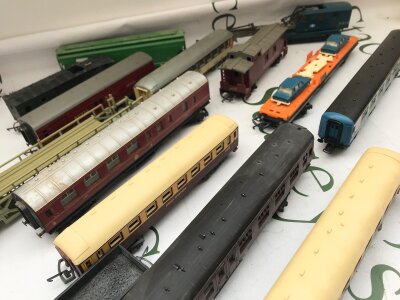 A Box Containing 00 Gauge Coaches And Wagons. No Reserve.