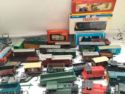 6 X 00 Gauge Locomotives, Including A Boxed Thomas The Tank Engine And A Collection Of Rolling Stock. No Reserve.