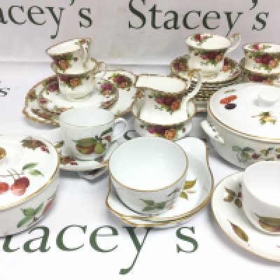 A collection of Royal Albert tea ware in Old Country Roses pattern plus some Royal Worcester tableware in Evesham pattern. Shipping category D. NO RESERVE