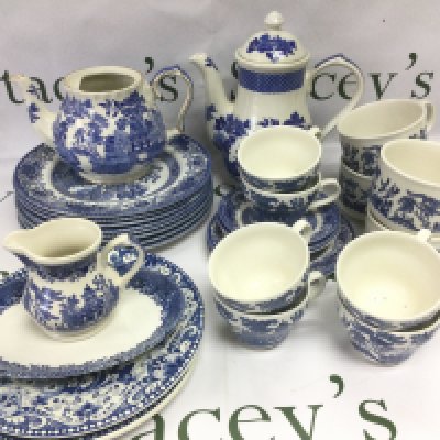 A collection of blue and white tableware comprising mainly Old Willow pattern examples. Shipping category D.