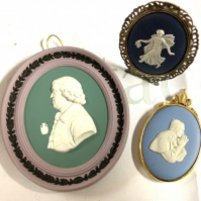 3 Wedgewood plaques. Josiah Wedgewood anniversary plaque Ltd edition 215/500, silver framed miniature plaque, Ltd edition plaque of the Pope. (D)