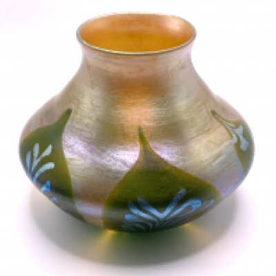 Fine quality Louis Comfort Tiffany Favrile squat glass vase with pulled feather decoration on gold iridescent body, pontil marked LCT, signed L C Tiffany Favrile 4547 circa 1910. 10cm. (D)