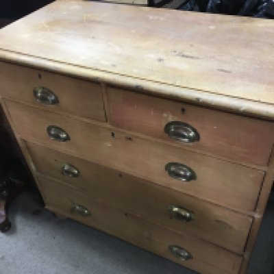 A pine chest of drawers 46x95x92cm