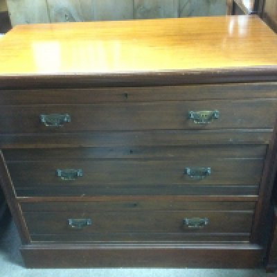 An Edwardian walnut chest of drawers, approx 91cm x 51cm x 81cm . Shipping category D.