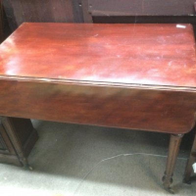 A drop leaf table with fluted legs, approx 52cm (when closed), 90cm x 70cm. Shipping category D.